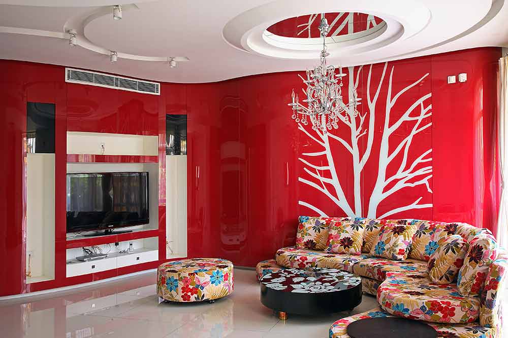 红色的墙面热情似火,花哨的布艺沙发则显的个性十足。