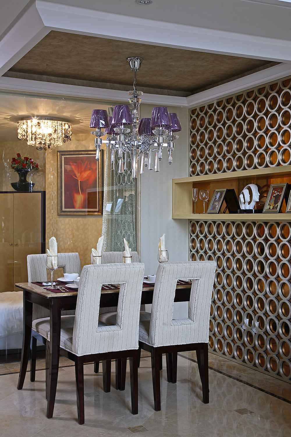 餐厅浅紫色的水晶吊灯，与金色的墙面装饰交相辉映，时尚华丽感油然而生。