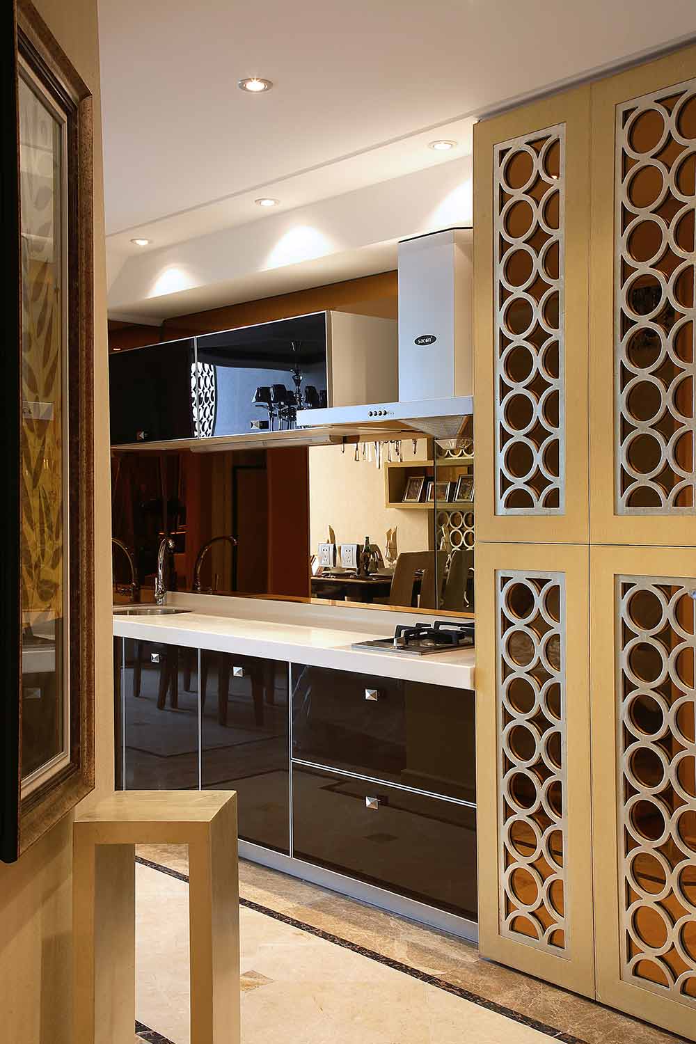 厨房空间并不大，设计师用了大面积的镜子，无形之中放大了空间。