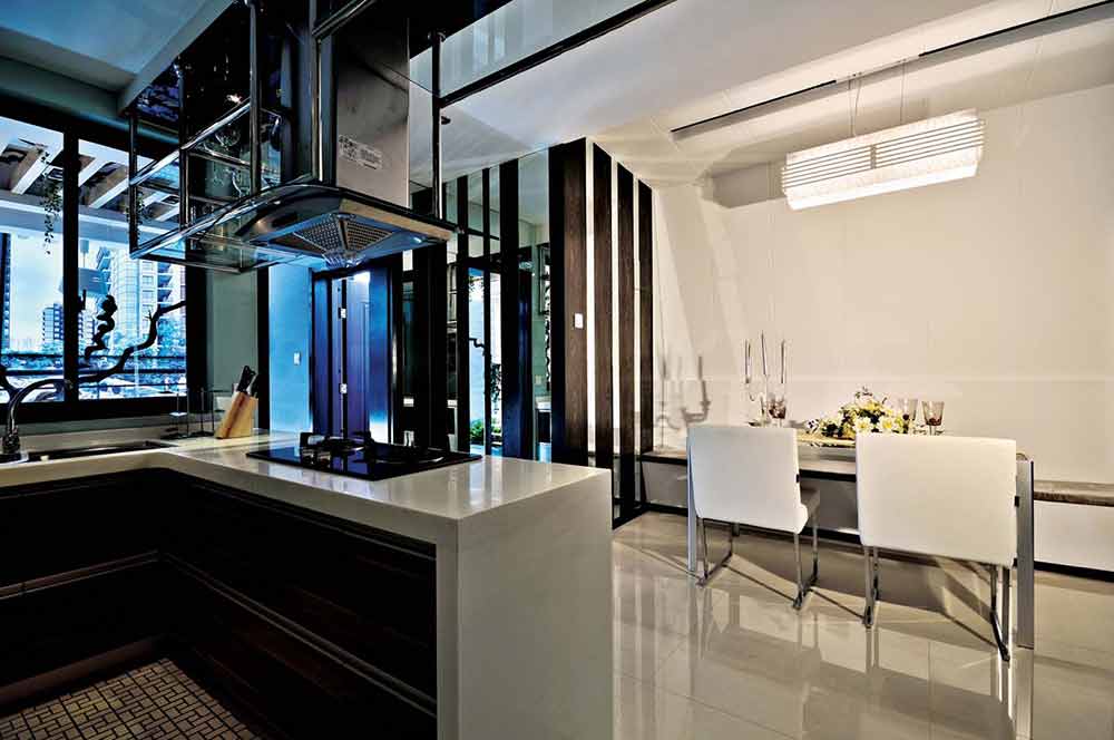 黑色的橱柜帅气炫酷，半开放的设计让厨房空间与餐厅完美融合。