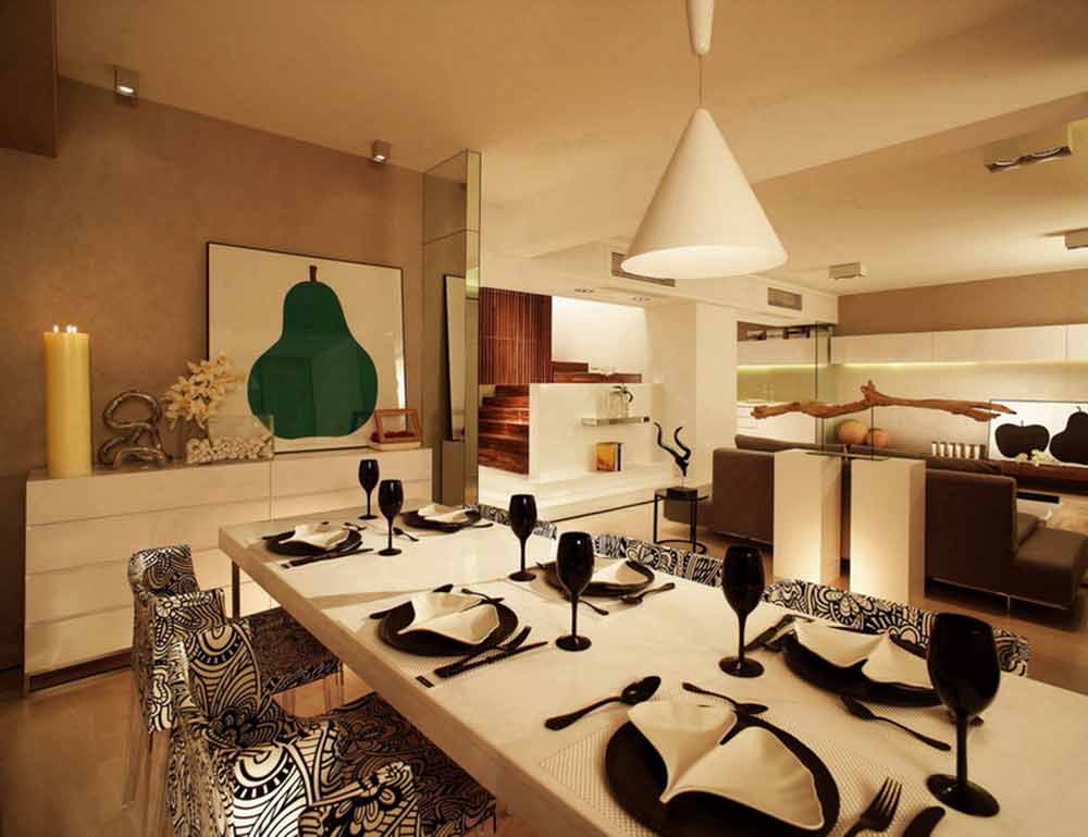 黑白的餐桌布置和个性十足的椅子，使餐厅空间充满了现代摩登的气息。