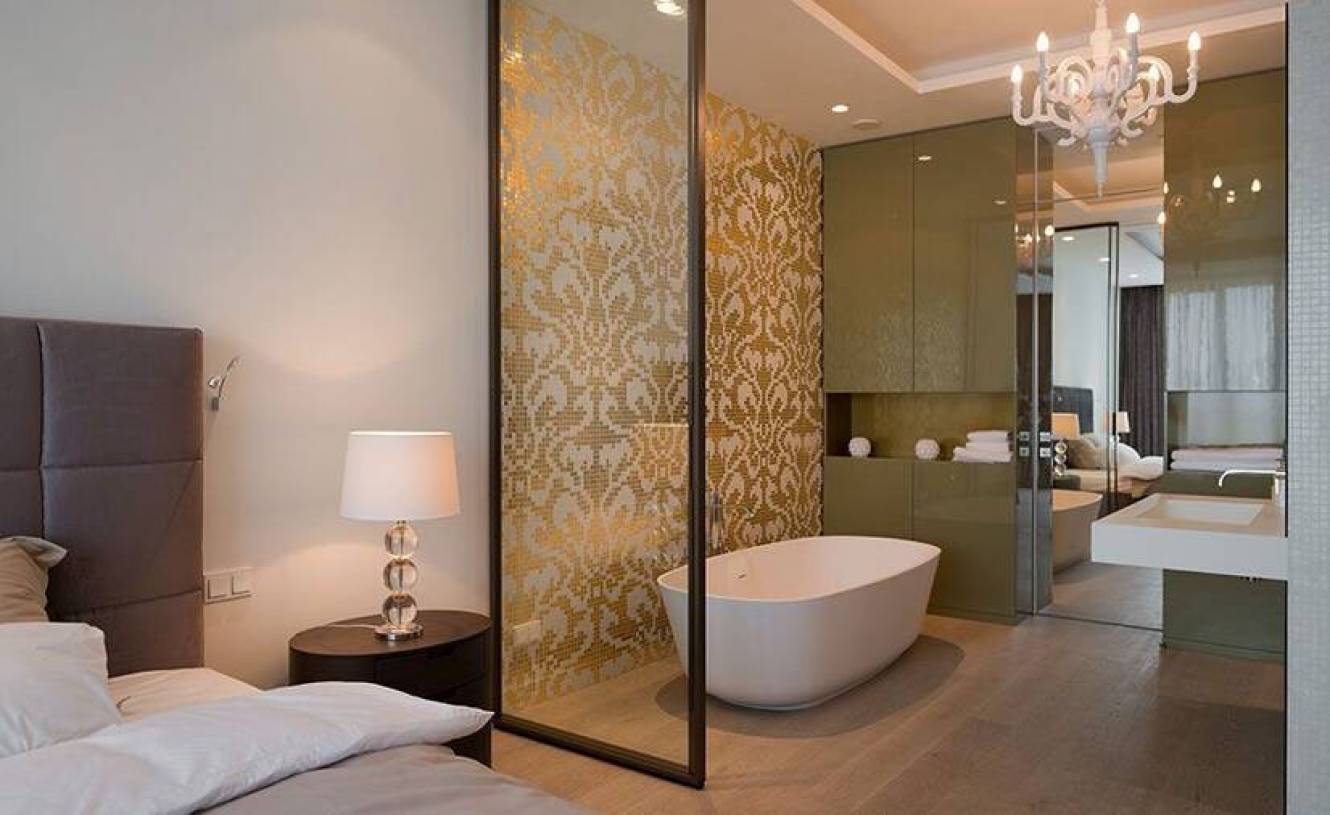 现代风格卧室与卫生间隔断装修效果图-现代风格浴缸图片