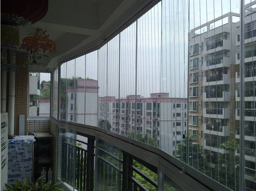 现代风格楼房阳台无框窗图片