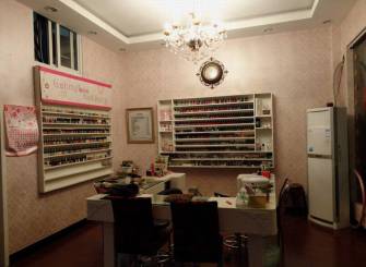 现代风格美甲店工作间背景墙装修图片-现代风格墙上置物架图片