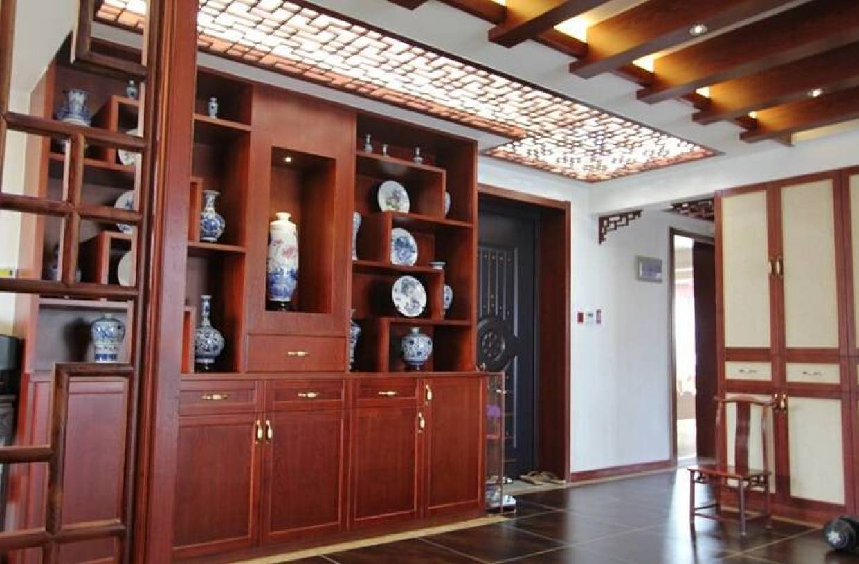 中式风格客厅吊顶装修效果图-中式风格展示柜图片