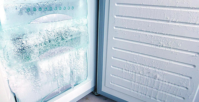 是什么原因导致冰箱的冷冻室结冰？