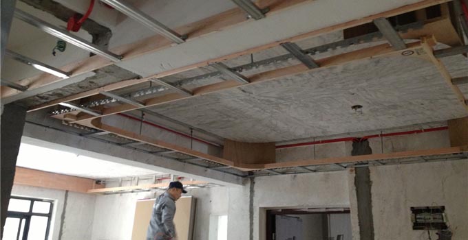 一、轻钢龙骨吊顶施工准备工作 1、轻钢龙骨吊顶施工之前要先其熟悉施工现场 在轻钢龙骨吊顶施工现场则需房间干净,洞口与支架标高进行交接检验;对吊顶内设备、管道的安装与管道试压进行验收。 2、轻钢龙骨吊顶施工装修房屋前,除去了熟悉施工现场外,还要熟悉施工图与装修设计说明。 3、做好各项施工记录、搜集好各类相关文件。 进场验收记录和复验报告、技术交底记录,以及材料的产品合格证书、性能检测报告。 4、以设计要求选择龙骨以及配件、罩面板,材料品种、规格、质量都应符合设计要求而进行。 5、对于板材中的有害物质进行复