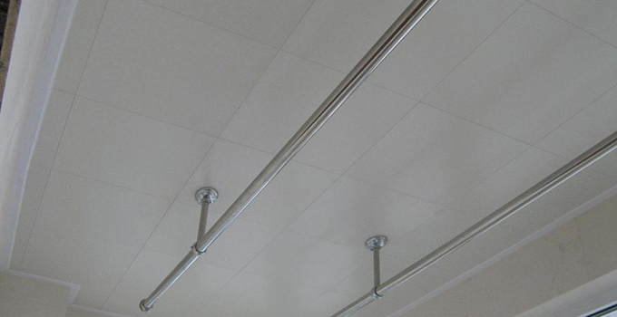 4、塑钢扣板 塑钢扣板以UPVC为原料,具有重量轻、不易变形、防水防火、防 虫蛀、无毒无味、永不腐蚀、坚固耐用的特点。图案逼真,花色变化多,并且耐污染、好清洗、有隔音、隔热的良好性能,而且拼装方便、成本低、装饰效果好,是作为阳台吊顶材料的理想产品。 大家看了兔狗小编为您带来的阳台吊顶种类知识有没有对阳台吊顶有个更深的理解呢?