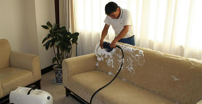 小编来跟你说说布艺沙发清洗技巧