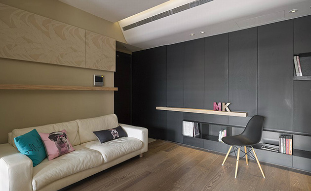 黑色的柜体面与米色的沙发主墙形成了明暗的层次对比。