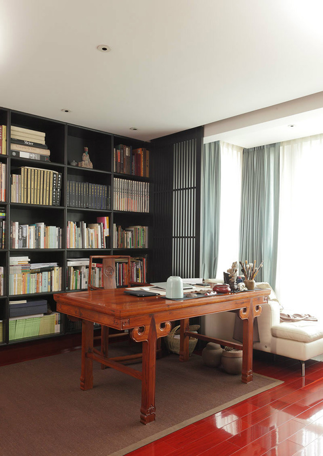 中式的桌椅摆在书房的靠窗位置，极佳的光线和新鲜的空气使人在工作时也不会过于疲惫。