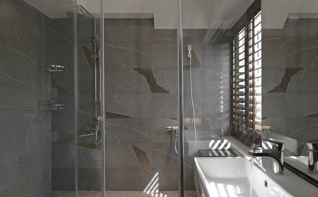 干湿分离的浴厕保持最舒适的使用状态，在立面上则运用带有金箔的砖面，营造一贯的禅风况味。
