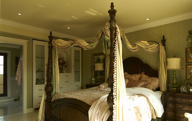 古典复古的四角床与窗帘，碎花的枕头。