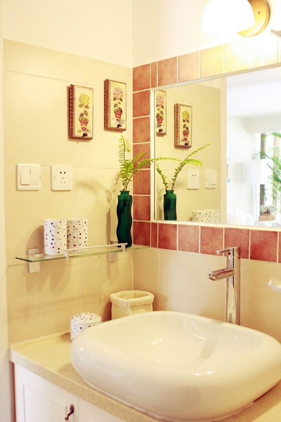 卫浴感觉很温馨，统一的色调，橙黄色的瓷砖，很喜欢有木有。