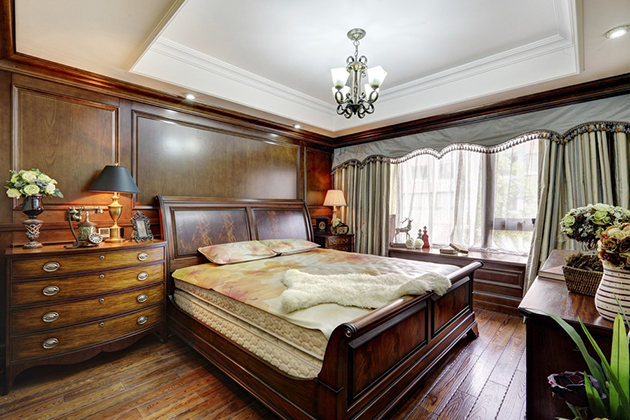 整个房间都是红木家具与地板，展现了美式传统的田园风格。