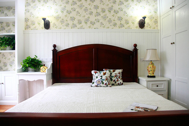 花开床头，主卧的墙纸是绣球花，床是现场做的，还不错吧。