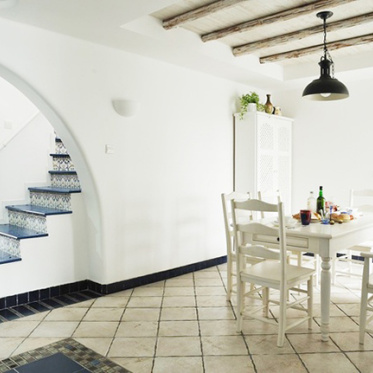 白色地中海餐厅楼梯设计