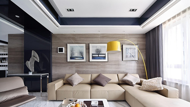 木质纹理的沙发背景墙显得十分柔和，给人格外安心的感觉。