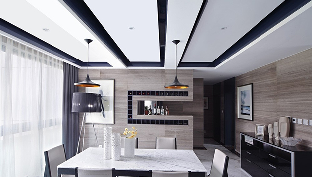深色家具与白色墙面的对比，几何理性的线条在客厅里慢慢延伸出来。