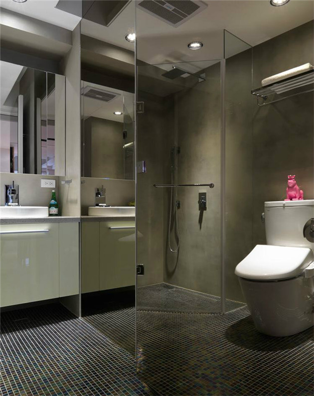 浴室与整体装修风格相统一，马赛克瓷砖独具时尚感。