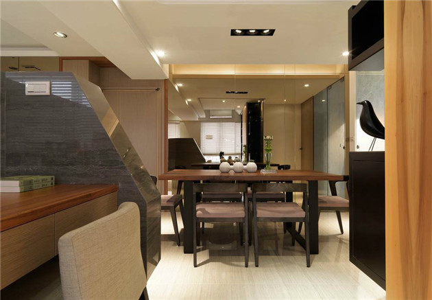 全室搭配订制家具，是专为居住者设计的款式，如客厅舒适的加长沙发、餐厅八人共餐的胡桃实木餐桌，从居住者角度延伸出实体设计。