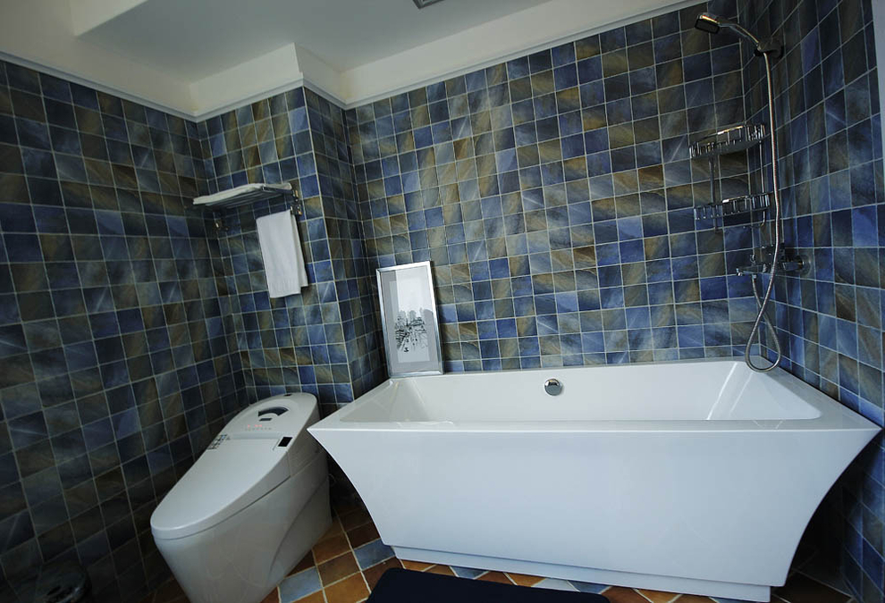 大面积的蓝色仿古砖和白色卫浴的结合，这样的设置不仅让空间更为明快，也延伸了视觉空间感。