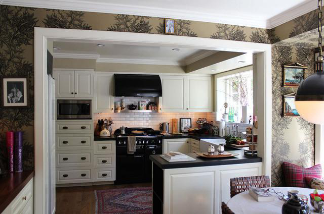 厨房设计出简欧风格，黑白配是经典的配色方案。