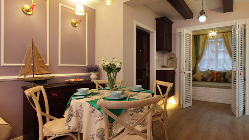 餐厅的餐桌椅与沙发统一色调，搭配的整体性将客厅的华丽大气延续至餐厅。