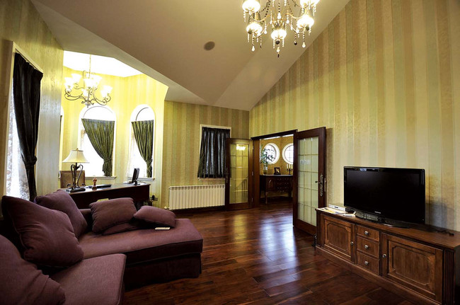 起居室简单宽敞，紫色系的沙发简单舒适，木质的电视柜自然大方，起居室就是要休息放松自己，这样的居室环境是最佳的选择。