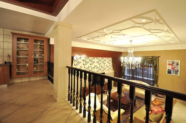 站在楼梯栏杆旁看客厅，整个居室简洁明亮。