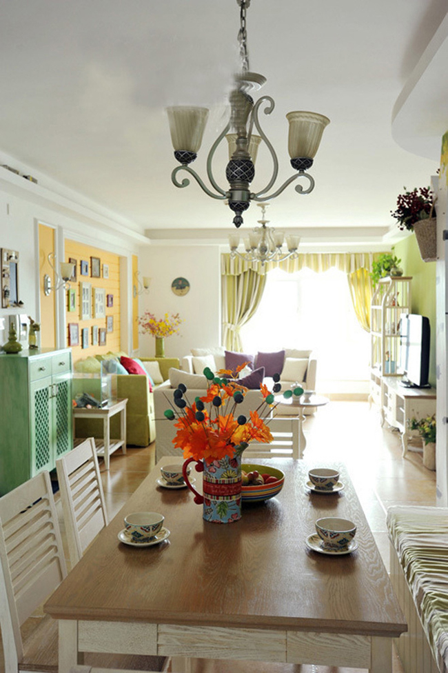 匹配客厅的田园风，餐厅家具的挑选也偏于乡村式的清新风格，例如怀旧的欧式吊灯，朴实的木质餐桌椅。