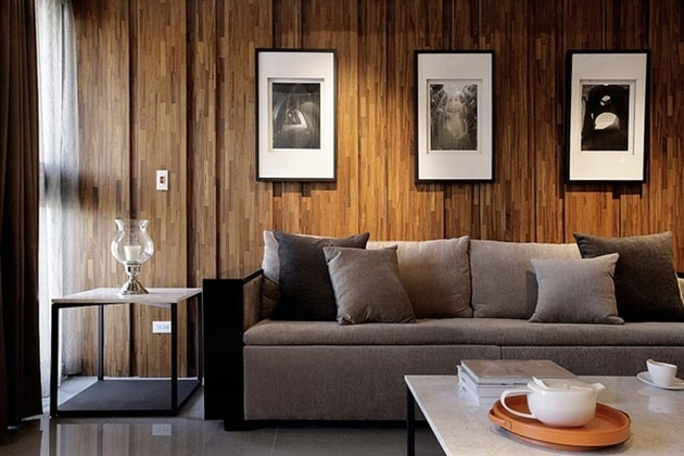 客厅软饰简单，灰色的沙发、简约的茶几、黑白的相框.....以简洁硬朗的家具线条寓意豁达的生活态度。