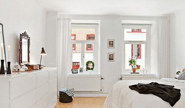 小小的居室，纯白的家具、墙面、床上，让人心境上很宽敞。