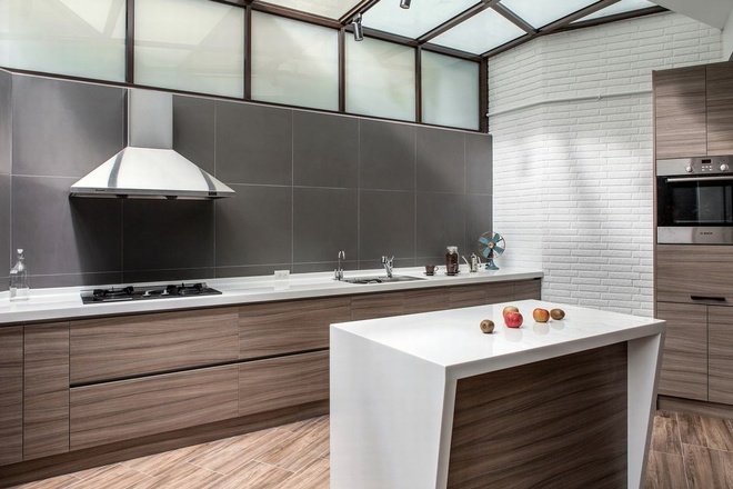 自然光线使厨房宽敞明亮，各种材质肌理相容不冲突~