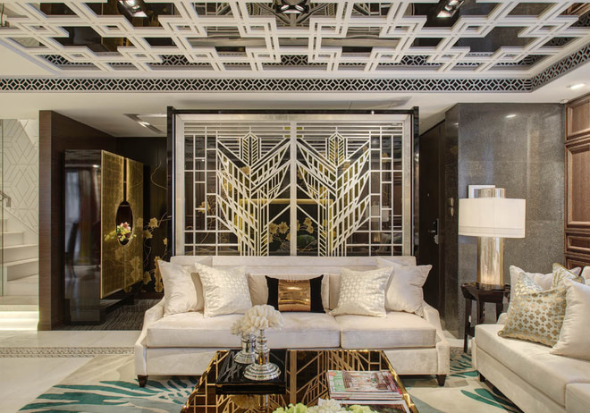 曲折适中的米白色沙发，略带复古纹理的靠枕，尽显优雅，吊灯与隔断都融入了苏州园林的元素，增加了空间的轻盈感。