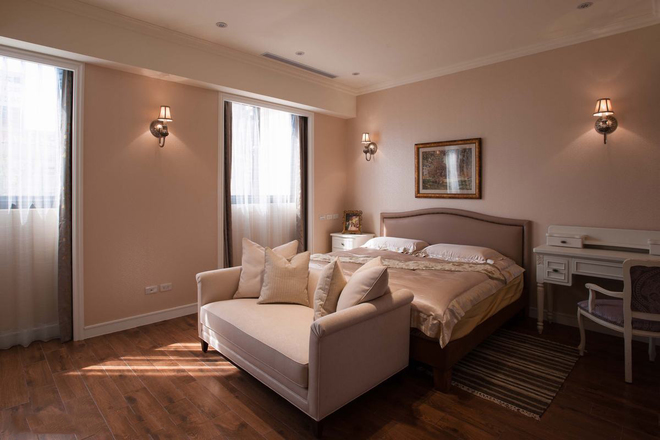 米黄色为主调的卧室，用深色木地板压住，更有力度感。