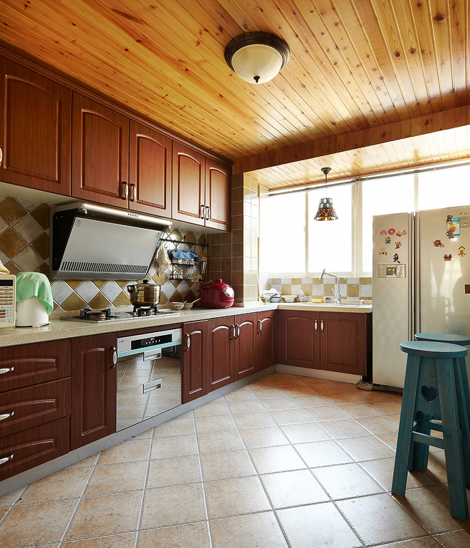 美式厨房加上原木天花板，够混搭！
