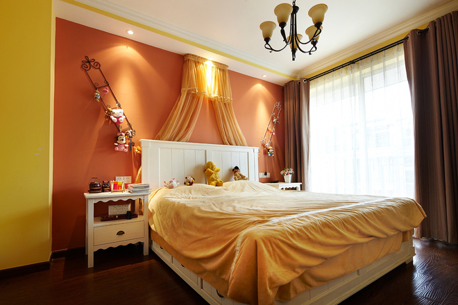 基于橙色与黄色的卧室，床两侧还有小玩偶，好萌啊~