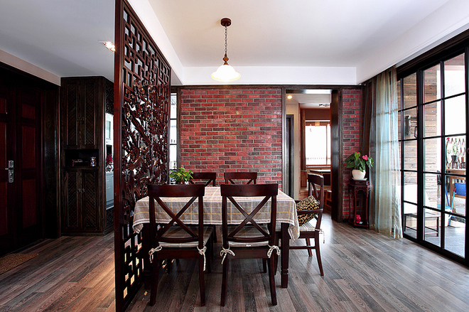 红砖纹的墙纸与家具保持一致的红木色。