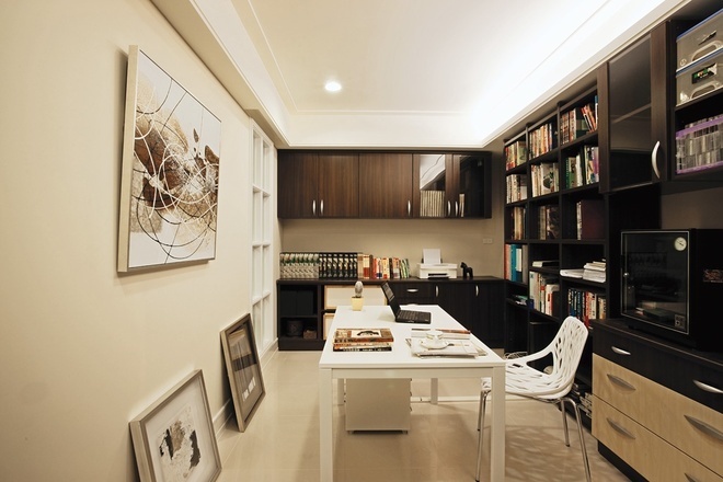 设计师分批将旧家具重新安排在书房或其他三间私密房间里，外观再配合细腻的上色、木作收边等技巧，提升物件手作质感。