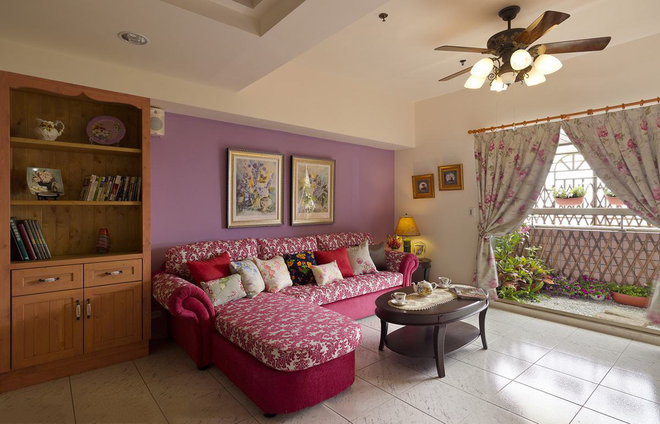 以精湛工艺呈献的订制款沙发组，揉合了经典碎花的案纹布料，让婚房跳脱出大红大紫的夸张喜气，转以粉嫩姿态流露浪漫风韵。