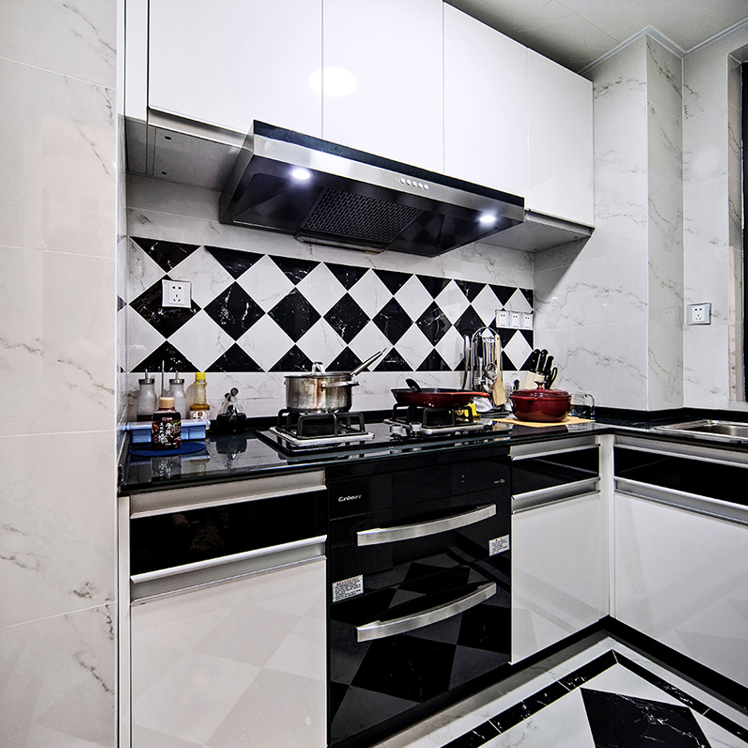 厨房用的是简单的黑白基调，现代感十足又显得干净整洁。