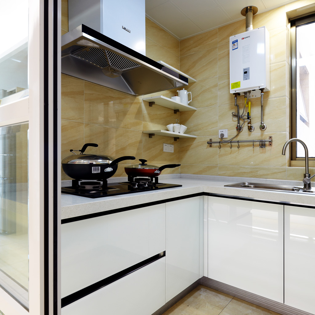 厨房是半敞开式的，玻璃移门让采光变得通透，油炸爆炒的时候关起门来，毫不影响其他区域的空气质量。