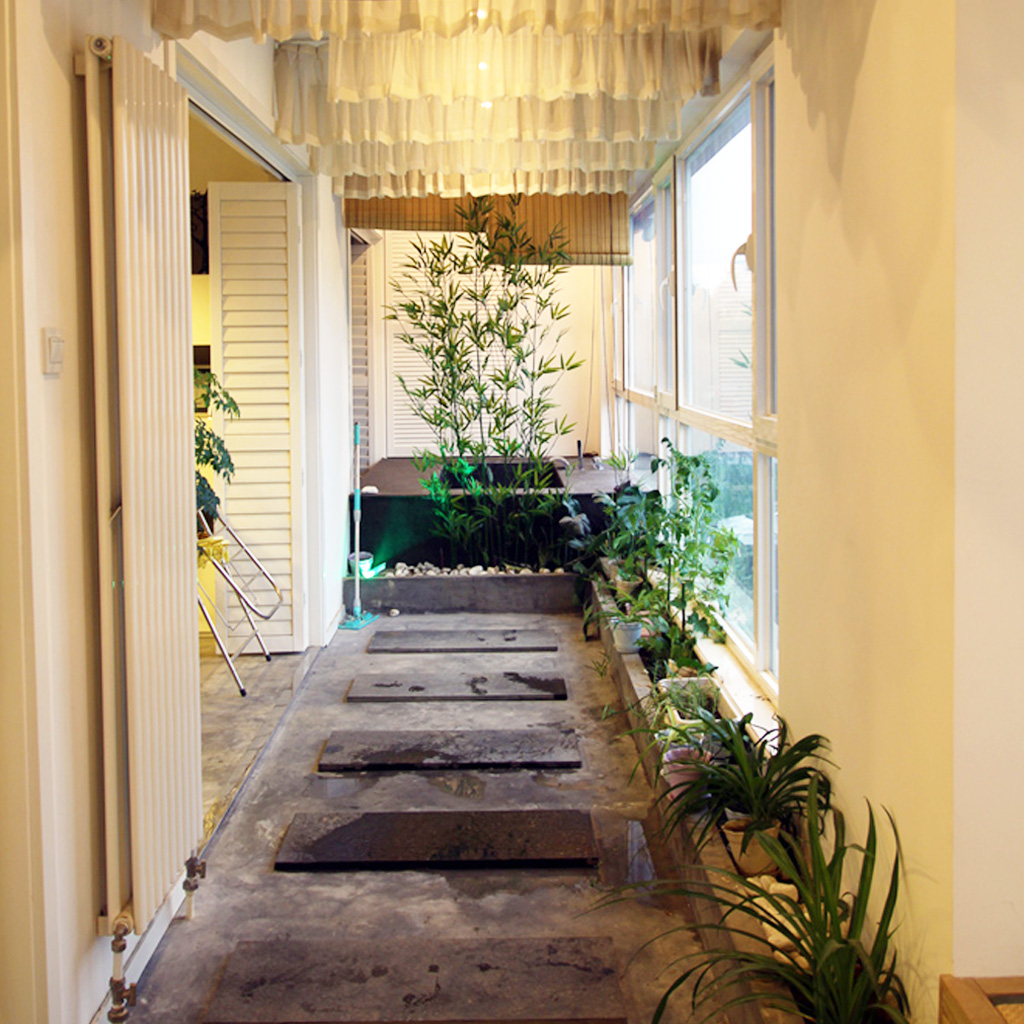 北方到底地广，这个阳台以浴缸为主体，结合青石，绿竹，纱幔，就此打造一个室内spa空间。