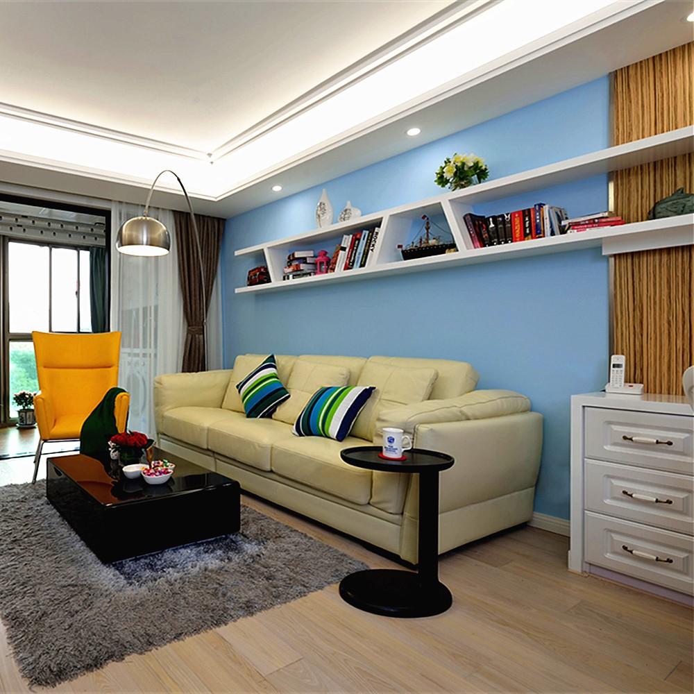 沙发背景墙以淡蓝色为基色，在沙发背景墙上做了白色的不规则吊柜，大大提高了实用性。