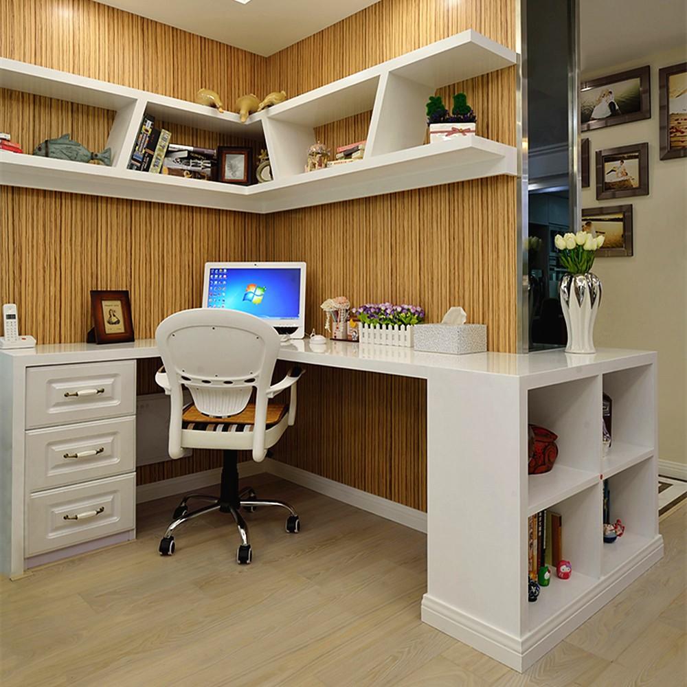 转角书架+弧形书桌也是一个亮点。转角设计的书架，总能充分利用墙角空间，低矮的造型更能方便有孩子的家庭。