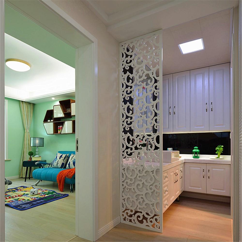 卫生间干区部分以优雅的白色为主色调，同时为了满足日常家庭使用，设计师在这个有限的空间内又留出了很大一部分的储藏空间。