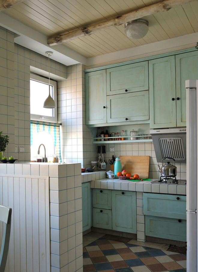 厨房不仅柜门做旧，就连瓷砖也是之前的款式。
