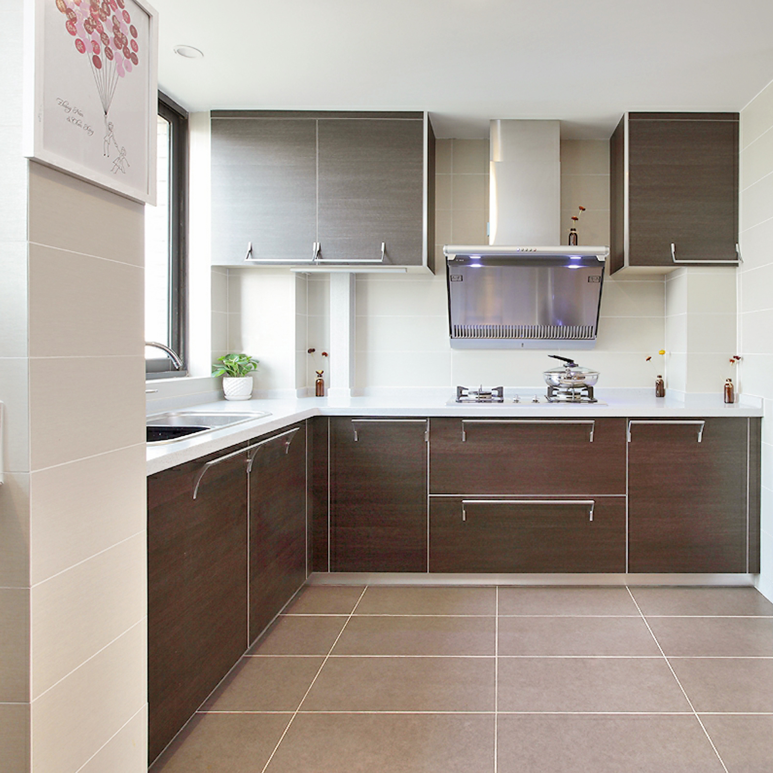 现代简约的深色烤漆橱柜与白色台面对比鲜明，使整个厨房干净整洁。