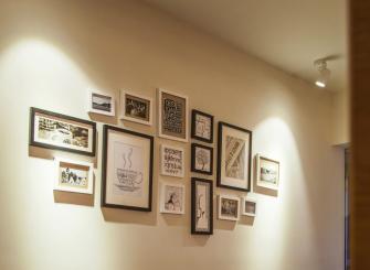 现代风格白色简约书房照片墙布置装饰